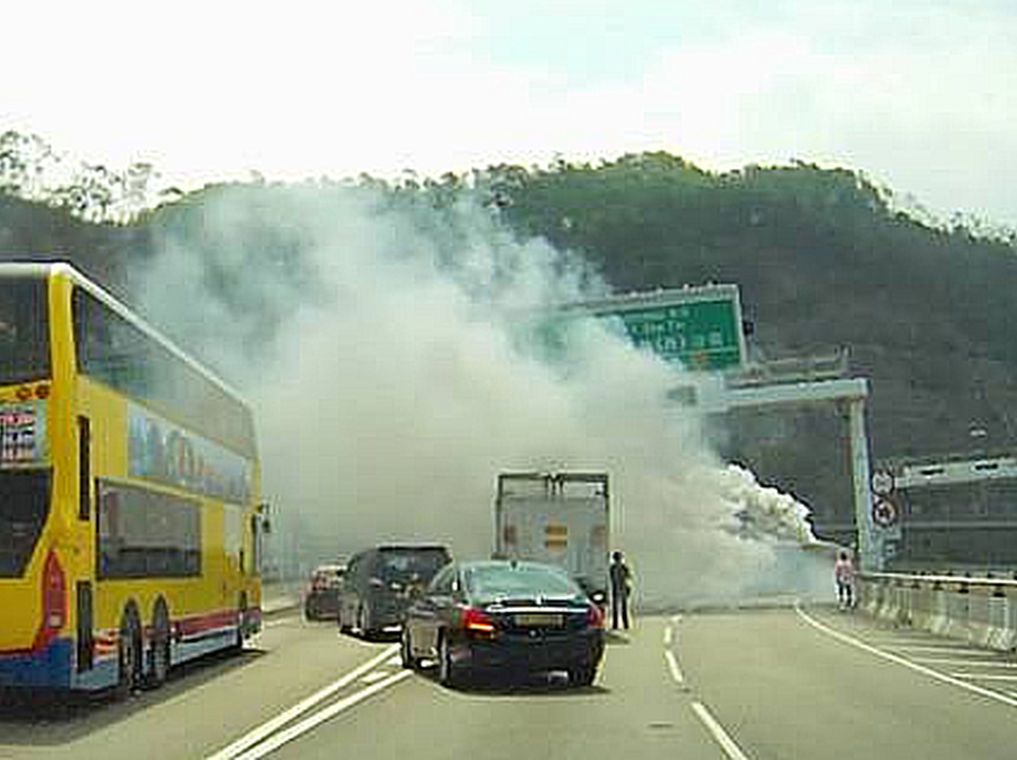 垃圾車冒出大量濃煙。網圖