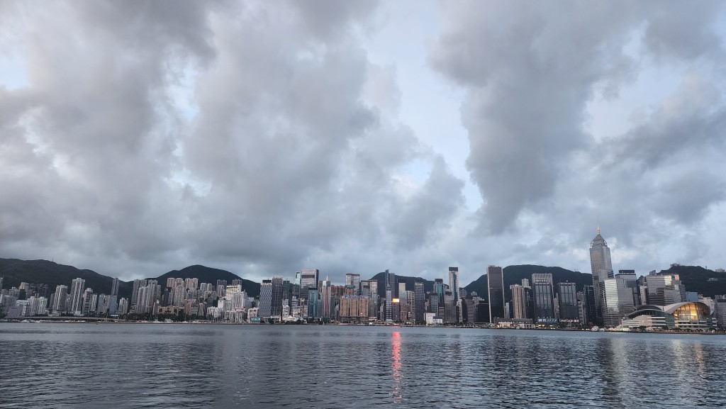 吹和緩至清勁東至東南風，初時高地間中吹強風。