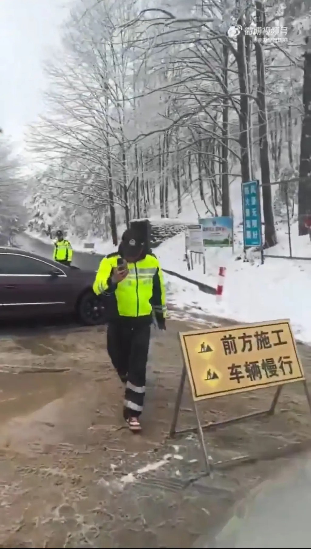 現場執法人員指領導要上山嘗雪要封路，引起民眾不滿。