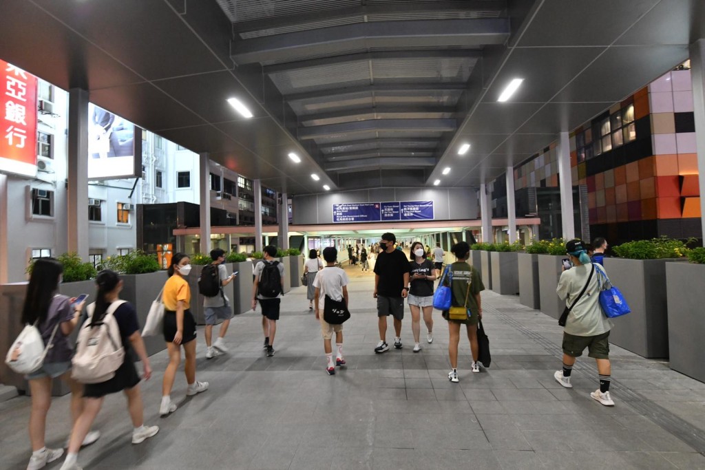 橫跨彌敦道的一段旺角道行人天橋今日開通。