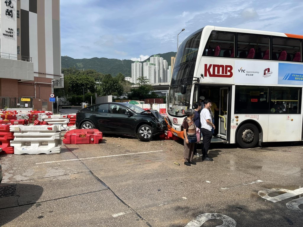 巴士乘客落车待援。交通意外关注组(香港)