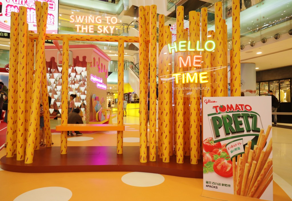 一条条放大版烤得金黄色的百力滋,叠砌成可爱好玩的「脆脆」百力滋秋千。(荃湾广场) 一条条放大版烤得金黄色的百力滋,叠砌成可爱好玩的「脆脆」百力滋秋千。(荃湾广场)