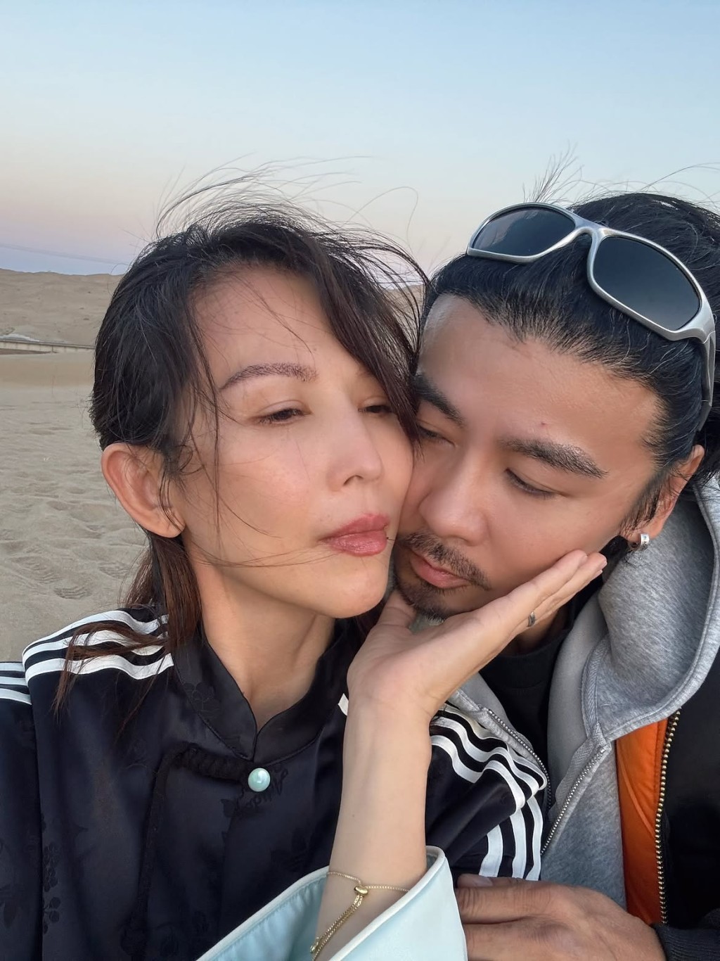 蔡少芬53歲生日,跟老公張晉到沙漠度過。 蔡少芬53歲生日,跟老公張晉到沙漠度過。