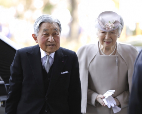 日皇明仁(左)將在4月30日退位。AP圖片