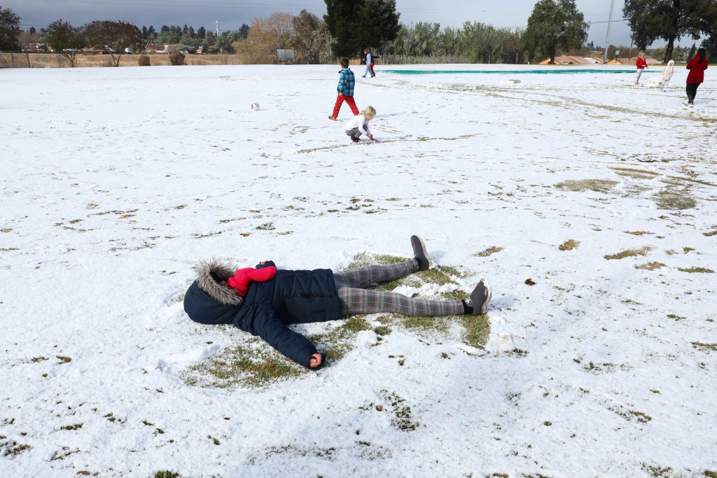 南非约翰内斯堡等地十年来首次迎来大雪，不少民众到公园玩雪。  路透社