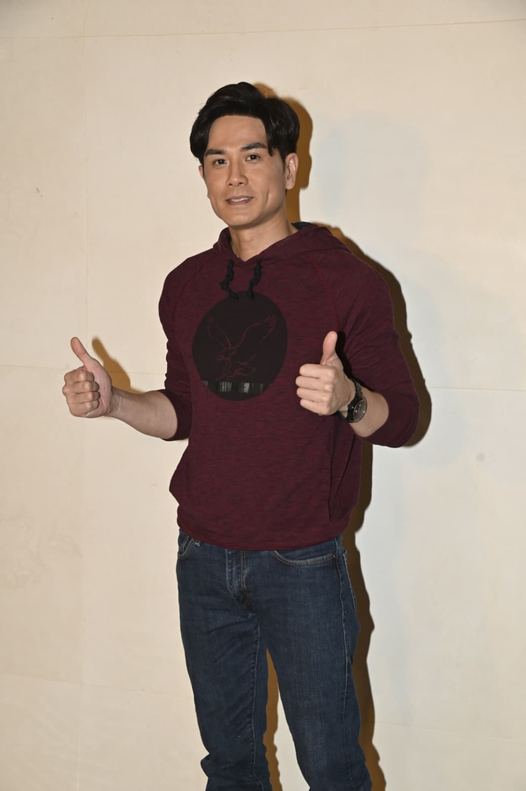 伍允龍到尖沙咀欣賞MMA格鬥。
