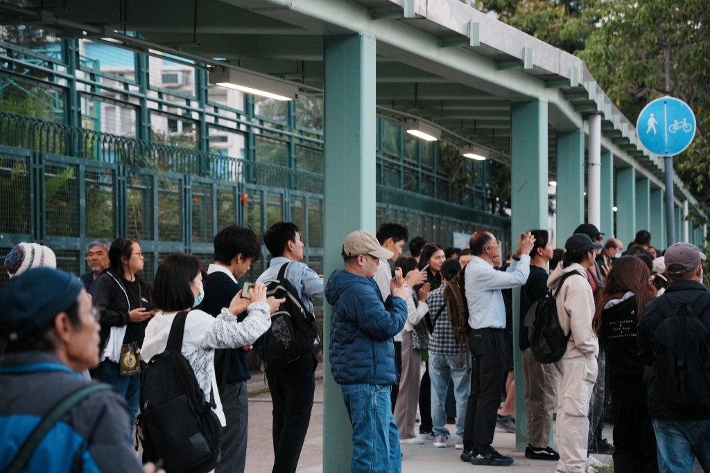多名居民疏散到安全位置。汪旭峰攝