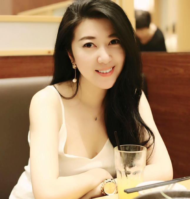 方芳畢業於北京的國際關係學院，2009年赴美留學。