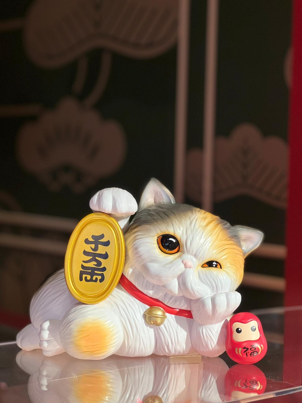 「Amaz Company Limited」香港著名藝術家LeonLollipop筆下的托腮貓Gloomie化身成手拿金牌的招財貓造型為粉絲帶來好運和祝福外,亦會現身於多款周邊產品上,屆時亦會驚喜發售超限量的全黑版的Lucky Gloomie。(展位:K62,66)