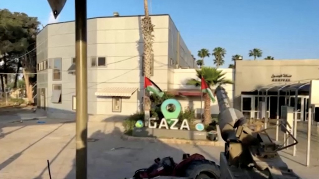 以色列控制拉法過境點加沙一側後，摧毀了歡迎抵達加沙的標語牌。 路透社