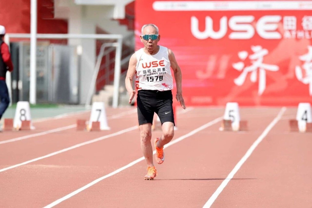 图为92岁高龄选手吕明璞。WSE田径公开赛