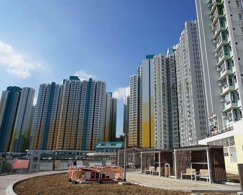 密斗貨車泊安泰邨路邊突然冒煙。網圖
