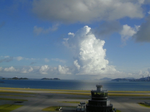 圖一: 2003年7月7日早上出現於香港國際機場以西的塔狀積雲。天文台網頁截圖 圖一: 2003年7月7日早上出現於香港國際機場以西的塔狀積雲。天文台網頁截圖