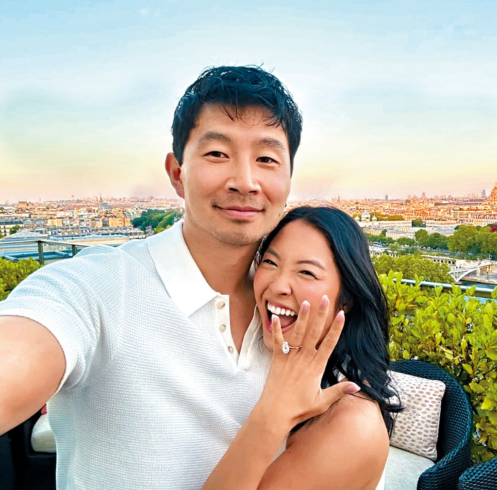 劉思慕在巴黎向拍拖3年的女友Allison求婚成功。