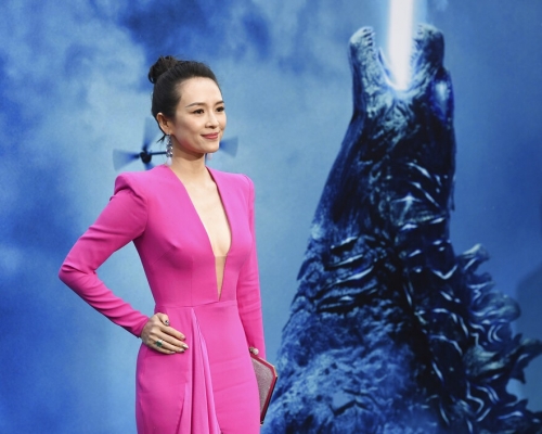 章子怡以桃紅色長裙現身《哥斯拉II》首映。AP圖片