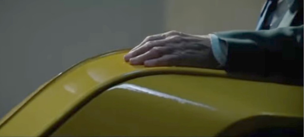 片段中只見坐着懸浮輪椅的男人登場，估計他就是X教授。