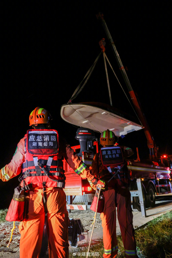 消防和武警到现场疏散民众。