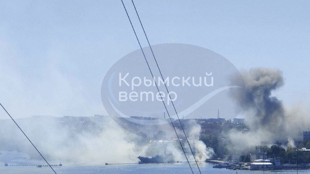 克里米亞Telegram頻道的影片顯示，俄羅斯黑海艦隊總部冒出大量濃煙。 美聯社