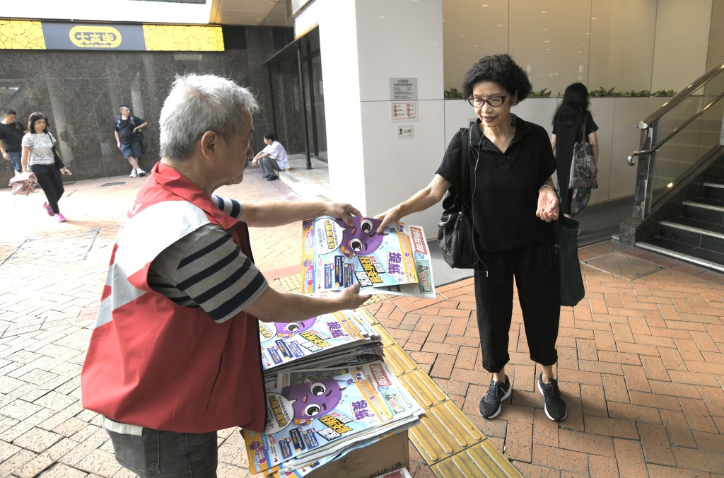 市民取阅附送《提纸》的免费报纸。