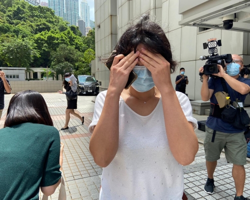 法院內拍攝的女子。劉曉曦攝