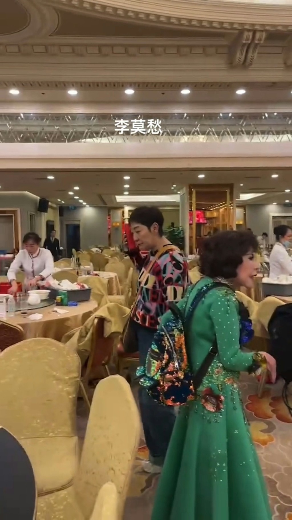 雪梨的舉動引起網民討論：「好歹也是個大明星，剩下一小瓶酒趕緊搖一下看看還有沒有，有點心酸的感覺。TVB的藝人晚年都不容易啊」。