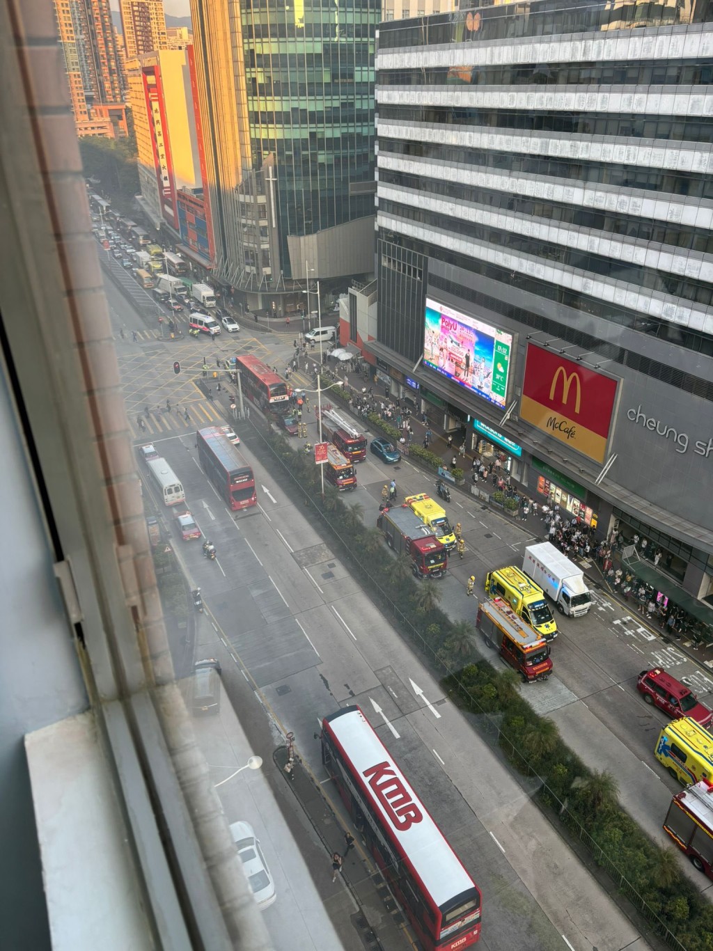 現場為長沙灣道往葵涌方向近長荔街。FB：車Cam L（香港群組）