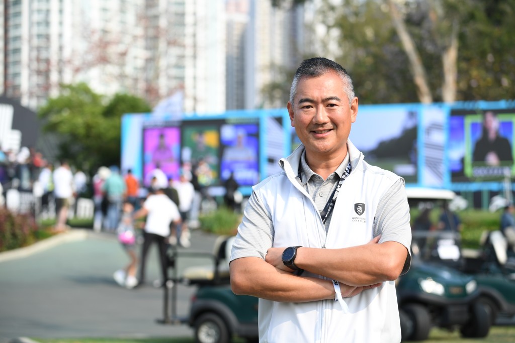 香港哥爾夫球會會長郭永亮喜見場面熱鬧。 吳家祺攝