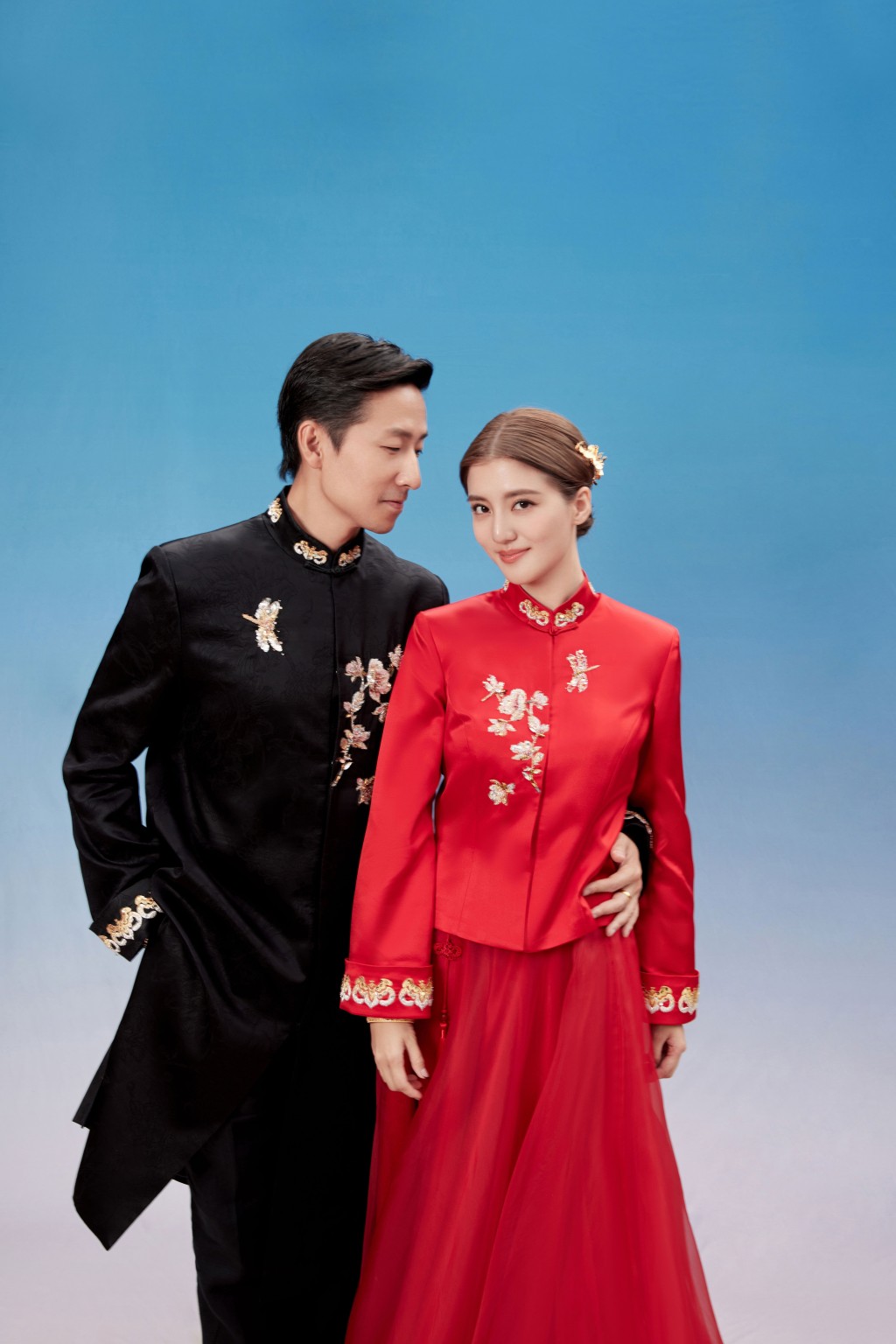 中式禮服品牌的官方社交平台透露今次是特別為吳千語同施伯雄獨家訂製。  ​