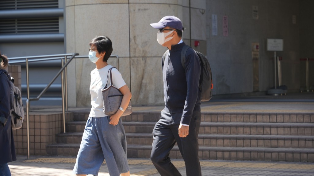 被告邱俊和(戴帽者)獲准保釋候審。吳艷玲攝
