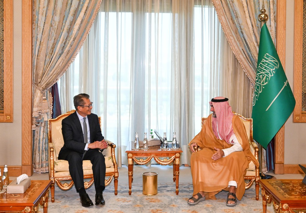 陳茂波與沙特阿拉伯公共投資基金總裁Yasir Othman Al-Rumayyan會面。陳茂波網誌圖片 陳茂波與沙特阿拉伯公共投資基金總裁Yasir Othman Al-Rumayyan會面。陳茂波網誌圖片