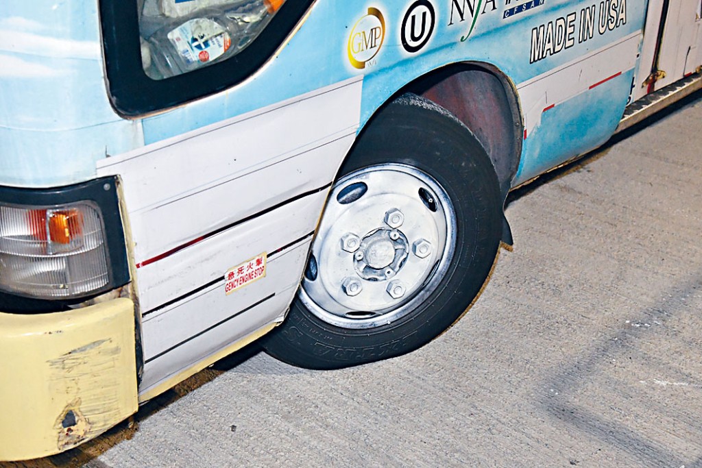 小巴前轮被髹上白油漆刑毁。