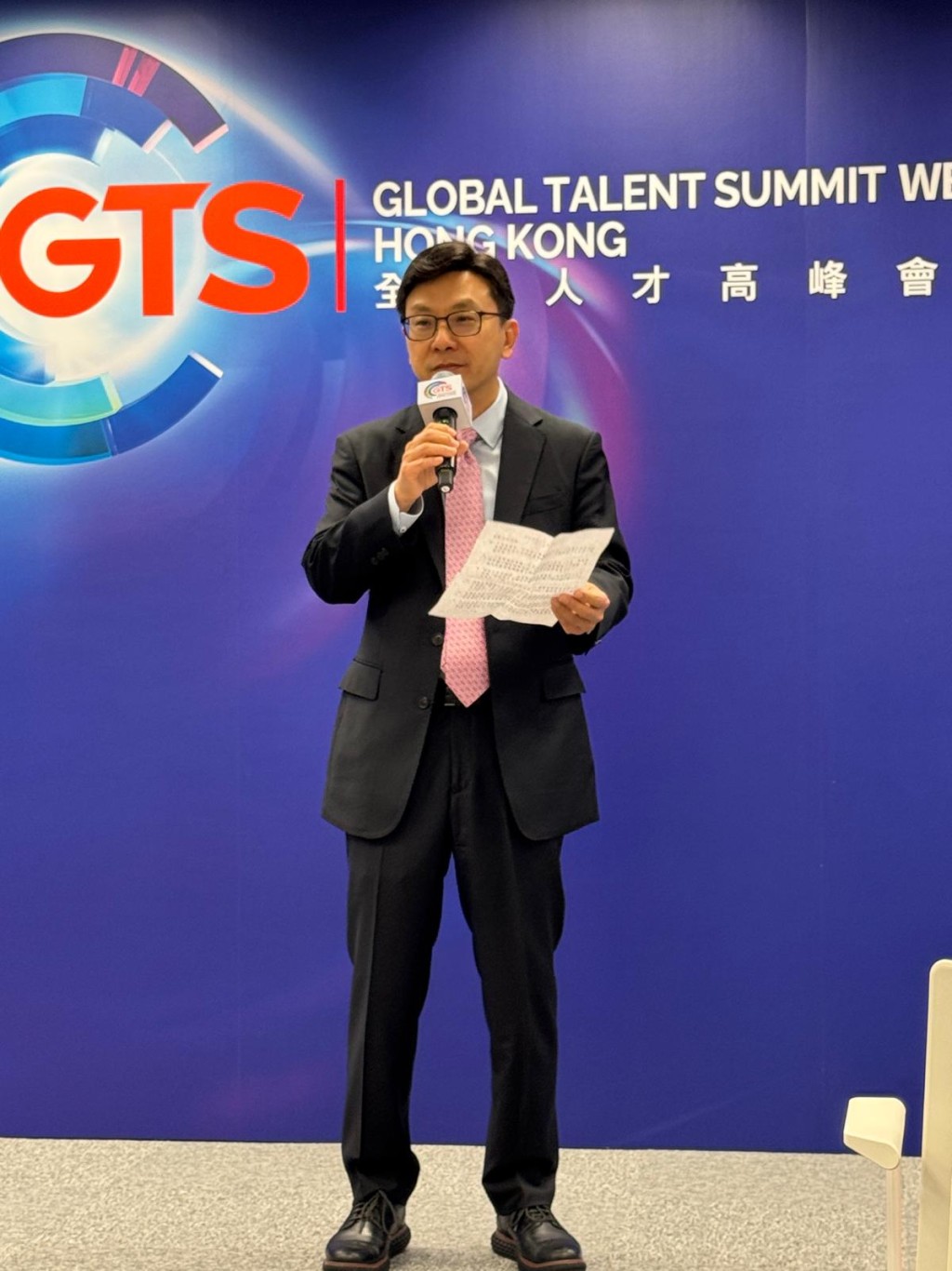 他表示，截至今年1月底，已有逾27萬人才來港定居發展，當中經高端人才通行證計劃來港者約佔四成。