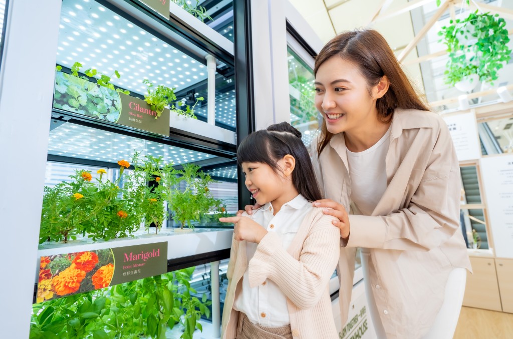   屯門市廣場設立首個位於商場內的智能室內種植園GREENHOUSE@tmtplaza。