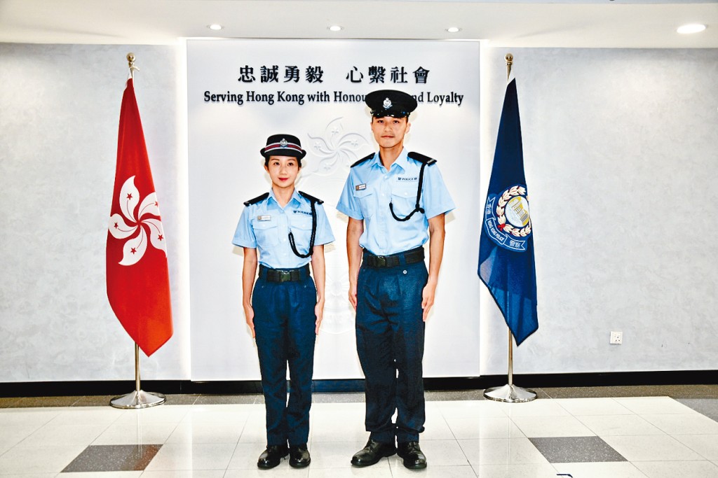 正職是政府統計處統計師的吳海俊（右）及執業大律師的邱紫君（左）成為「新紮」輔警。