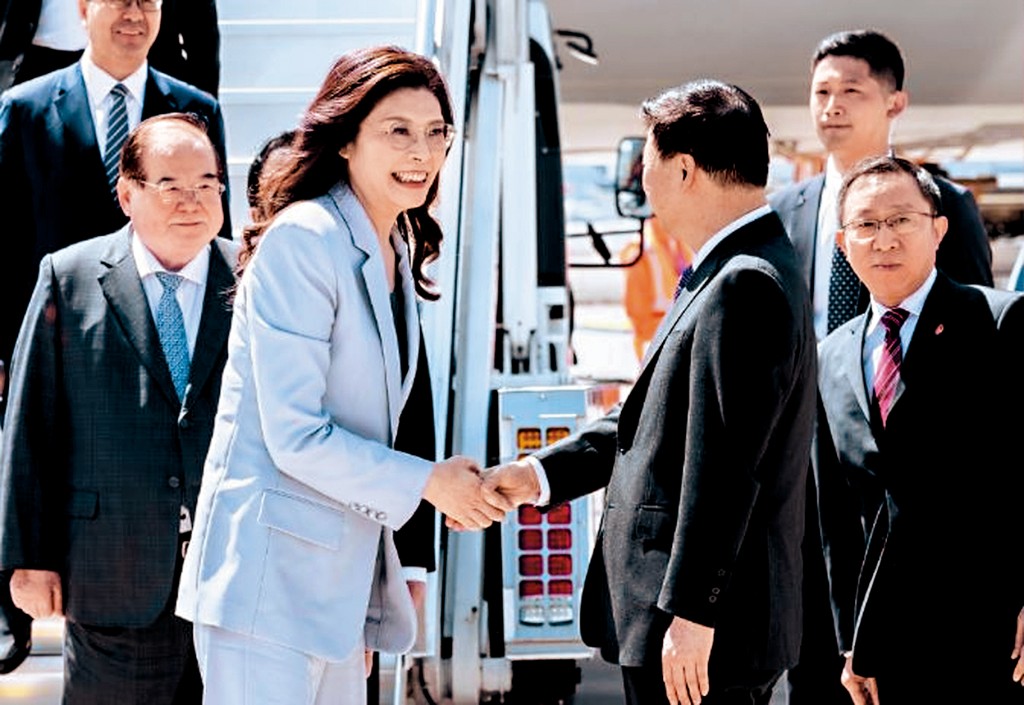 郑丽文乘坐上海航空抵达虹桥机场，获中共中央台办主任宋涛接机。