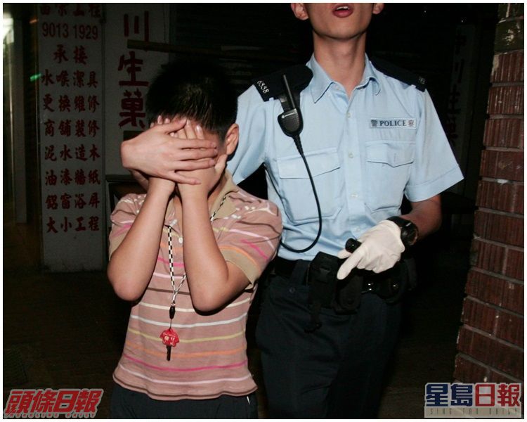 女死者的十二歲兒子,大受打擊。資料圖片