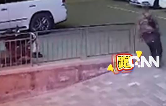 內蒙古有約60歲大叔為了逃單，由足浴店二樓跳落街逃走。抖音＠青島新聞網