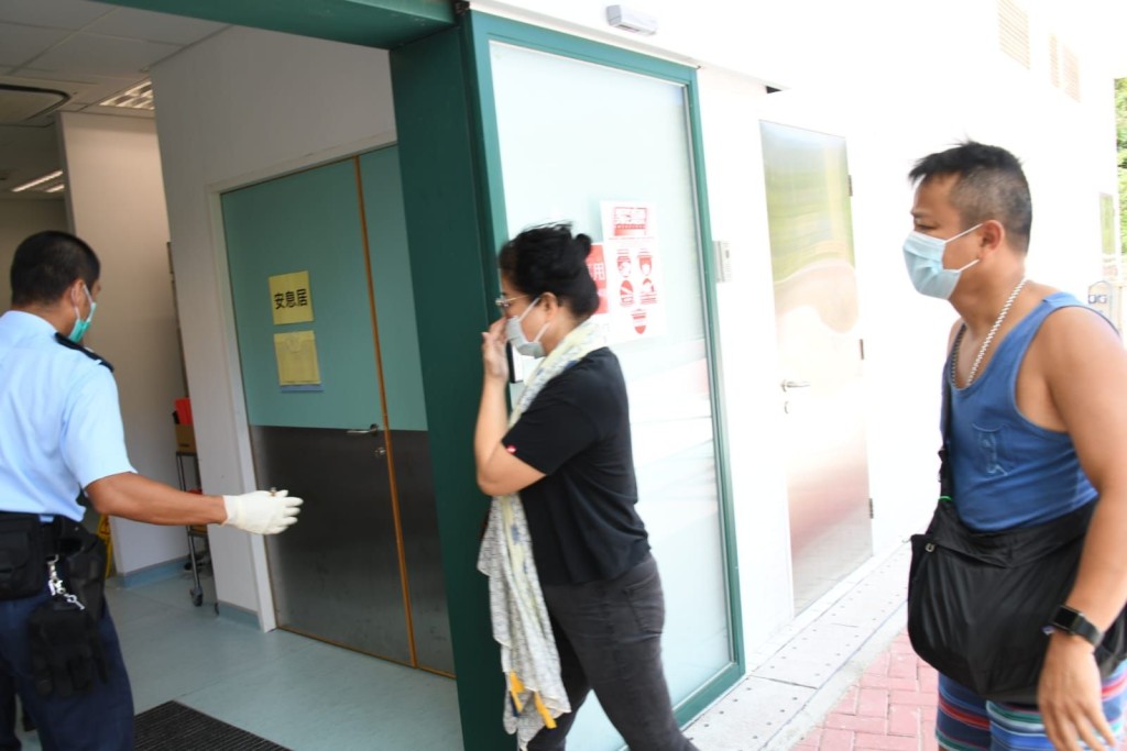 兩名親友陪同男事主送院。