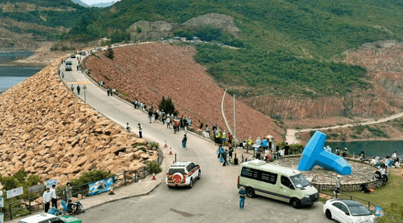 西貢萬宜水庫東壩成為旅遊熱點之一，每逢假日常出現遊客大排長龍等小巴的場面。