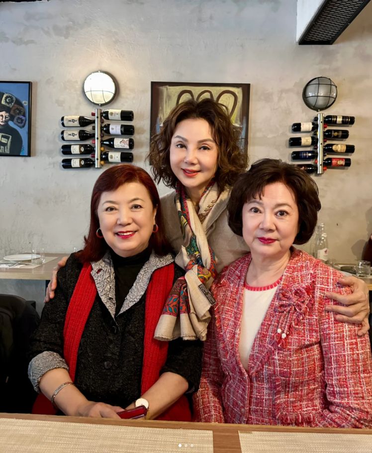 謝玲玲與二姊及蔣經國新抱蔣方智怡（前右）聚會。