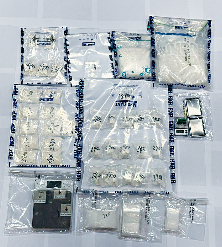 警方前晚在油塘邨拘捕2名男女,起獲一批市值共243萬元的毒品。