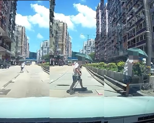 一名男子突然衝出馬路,再轉身返回路中心的石壆上。 網民 Wai Hang Nicholas Ng 影片截圖