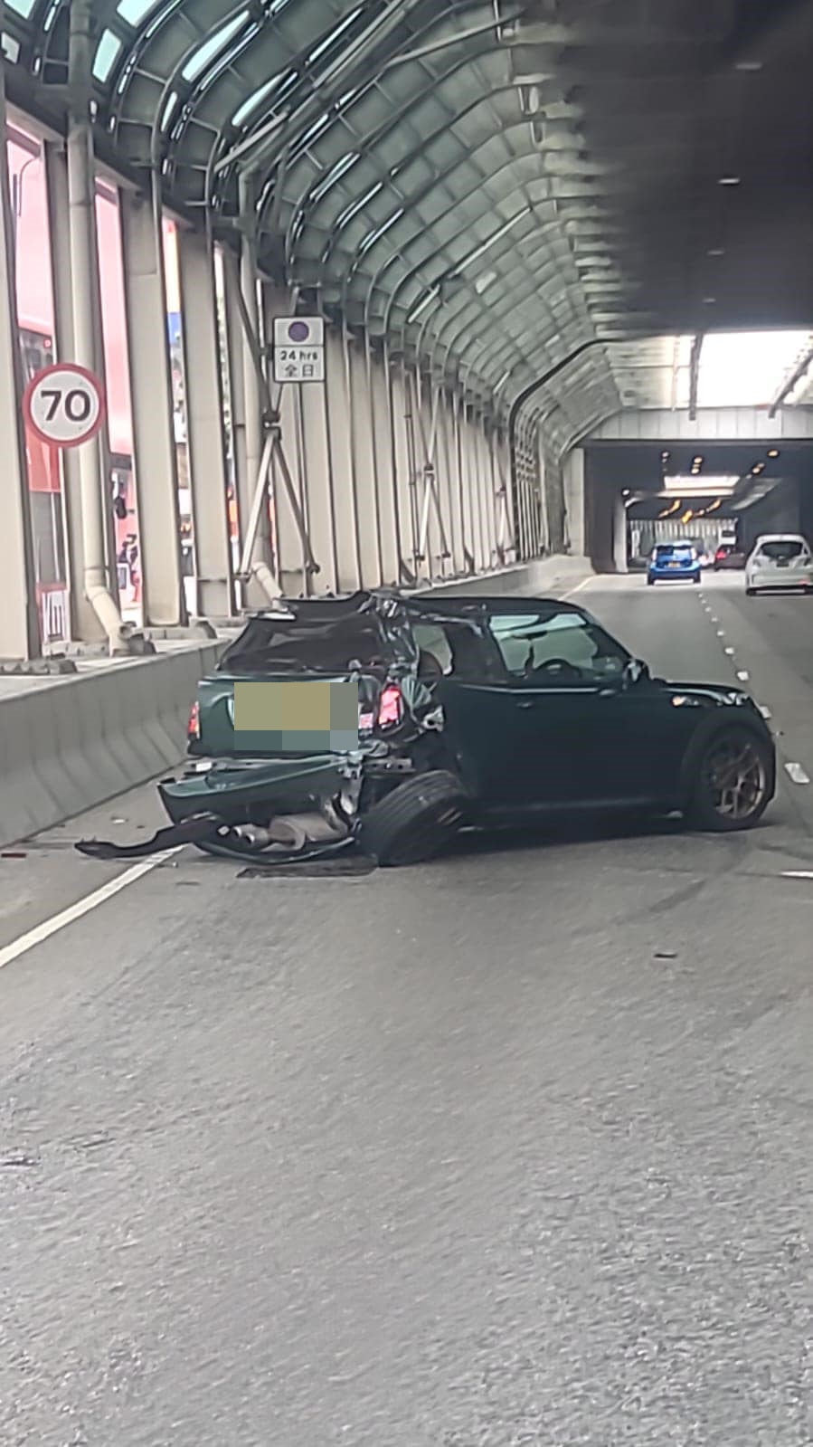 私家車車尾嚴重損毀。fb：香港突發事故報料區