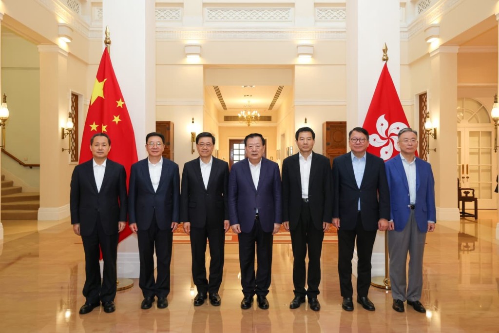 夏寶龍在香港禮賓府與李家超等合影。港澳辦相片 夏寶龍在香港禮賓府與李家超等合影。港澳辦相片