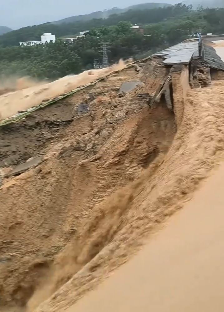 廣西暴雨成災，橫州六藍水庫決堤。抖音