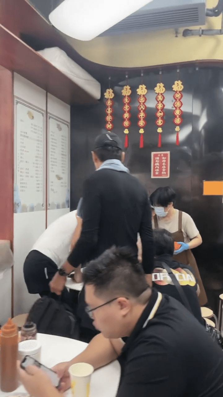 旁邊還有食客。
