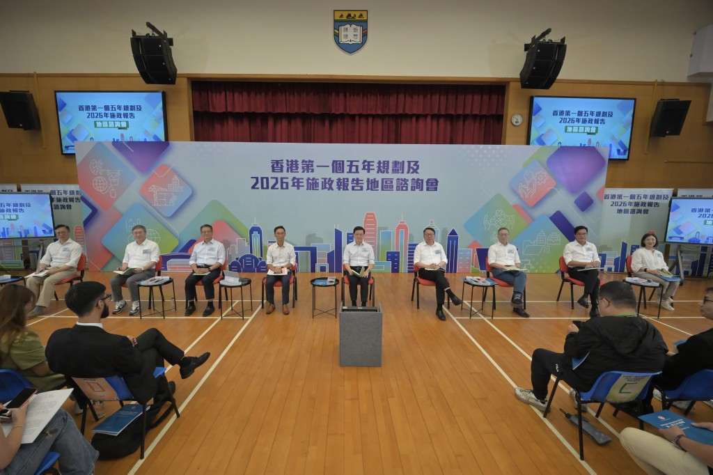 李家超今早于屯门举行第一场地区咨询会。政府新闻处相片 李家超今早于屯门举行第一场地区咨询会。政府新闻处相片