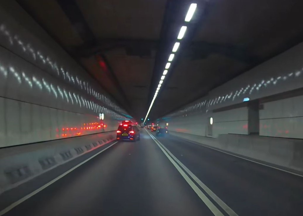 私家車餘勢未止，直撞隊道左邊牆身。fb屯門公路塞車關注組影片截圖