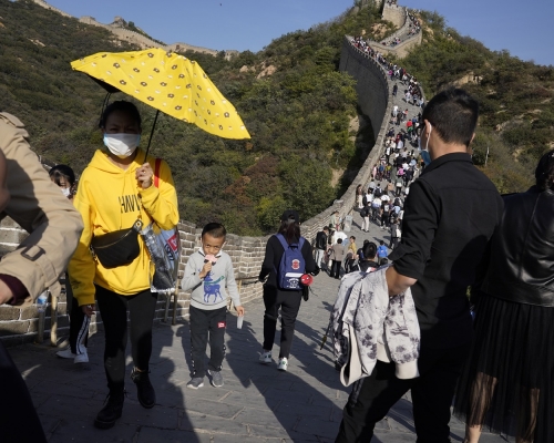 內地國慶假期旅遊收入與去年同期比較,已恢復近7成。AP