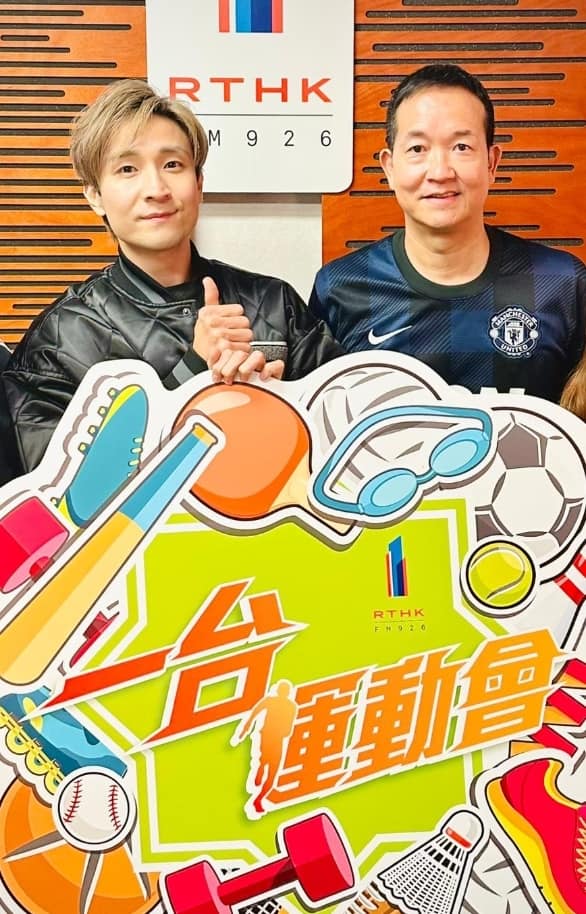 馮堅成（右）2000年在伍晃榮引薦下加入TVB新聞部，與對方拍檔報道體育新聞，直到2016年宣布離巢。